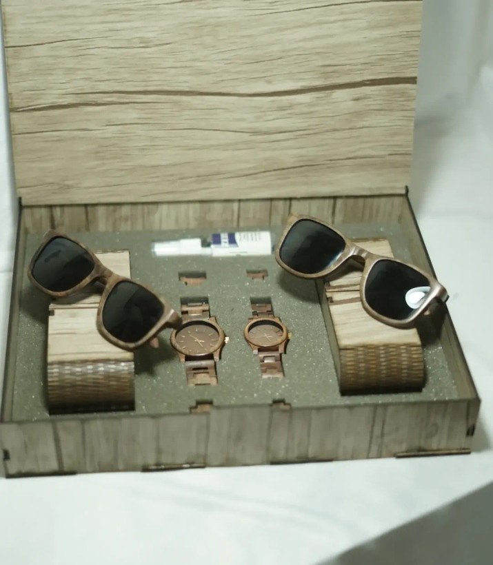 ساعت مچی و عینک چوبی ریبن